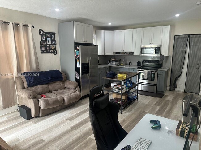 Building Photo - 1147 NE 113th St