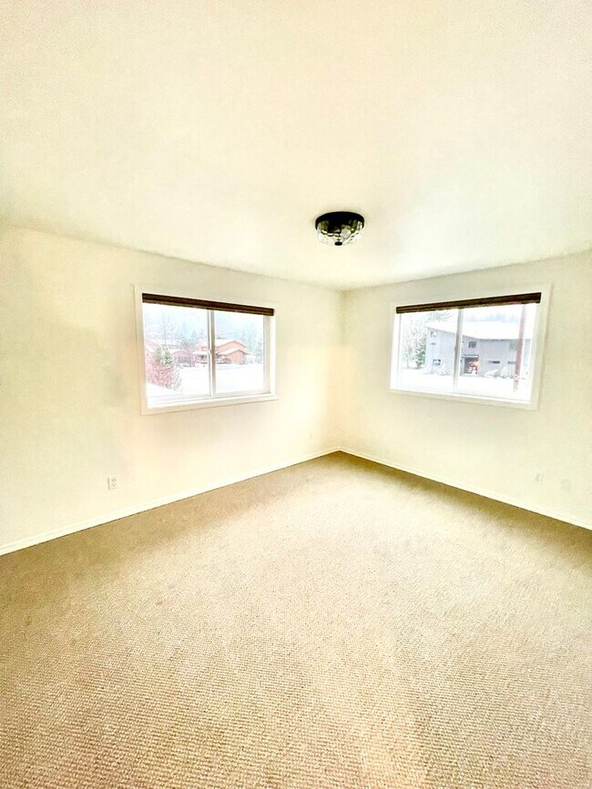 Building Photo - Stunning Riverfront Home in Sun Country