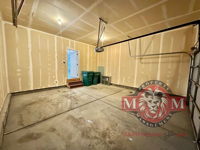 Building Photo - 3 Bd 3.5 Bath Model Like Townhome in Riverton