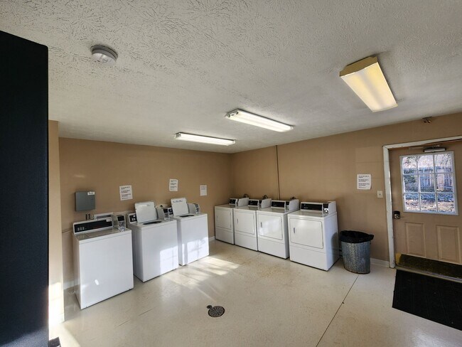 Primary Photo - 2 bedroom 1 bath apartment