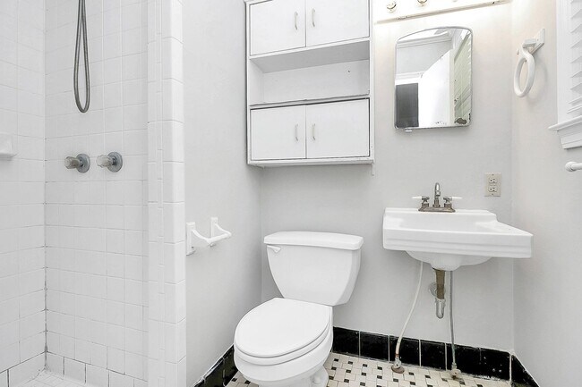 Building Photo - Discover the charm of this brick ranch nestled in the heart of Madison Park