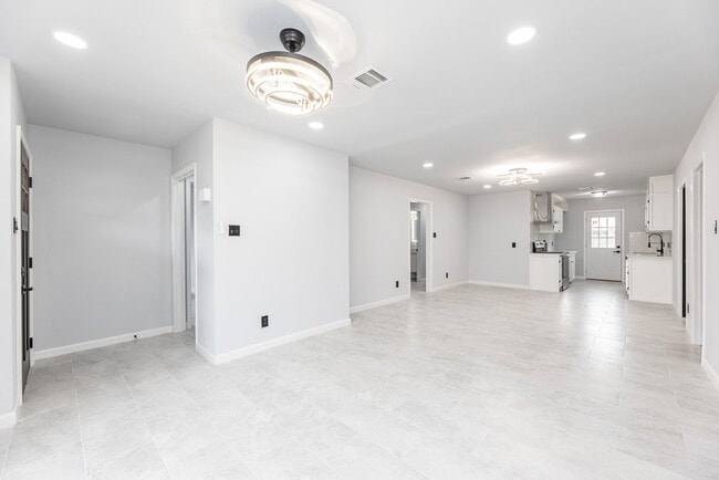 Building Photo - 1109 E Columbia Ln