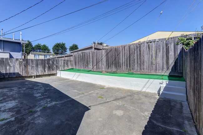 Building Photo - Updated & super clean 3 Bed/ 2 Bath Daly City home. YouTube Tour!