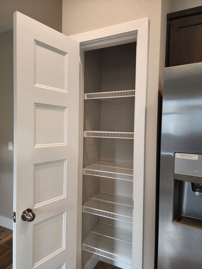 Building Photo - $1,000.00 OFF YOUR FIRST FULL MONTH'S RENT...