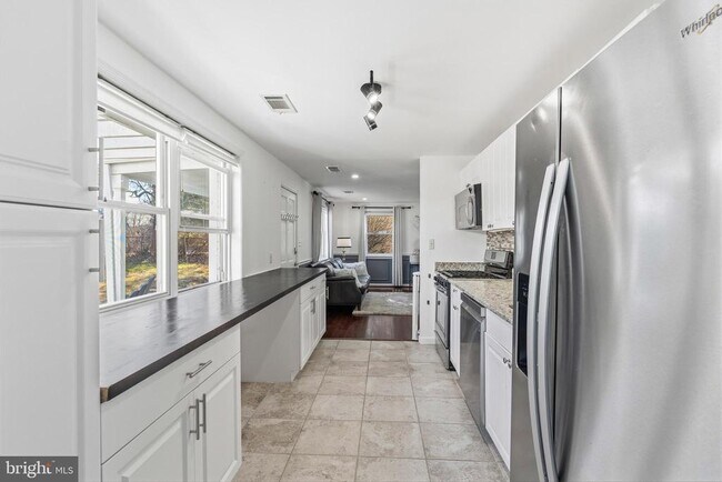 Building Photo - 4016 Hirst Dr