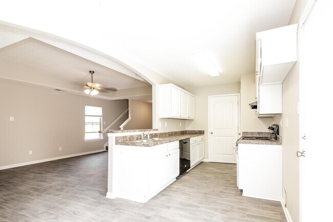 Building Photo - 7395 Brentlawn Dr