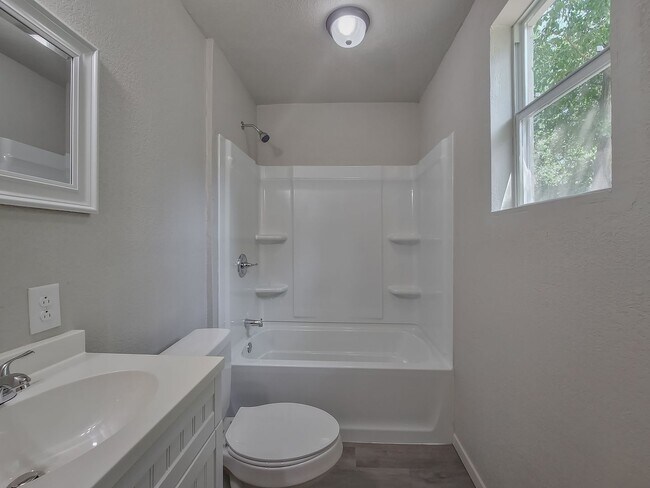 Building Photo - Newly Remodeled FOUR bedroom home in Spenc...