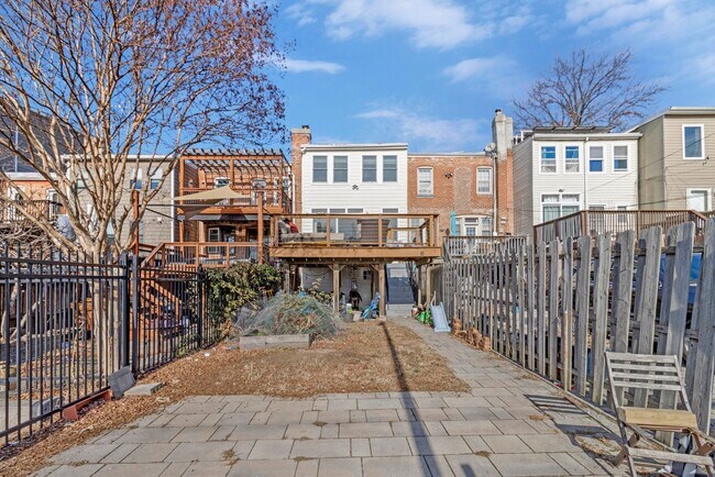 Building Photo - Big and Comfy Townhouse