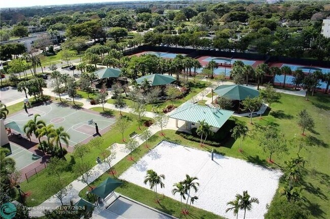 Building Photo - 2901 S Palm Aire Dr