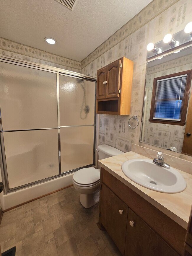 Building Photo - NEW LISTING!!!!!