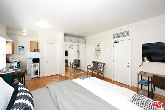 Building Photo - 26 Breeze Ave