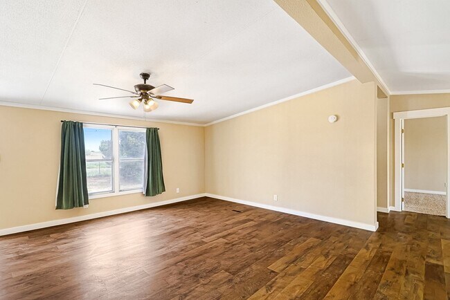 Building Photo - 14991 N Aster Ave