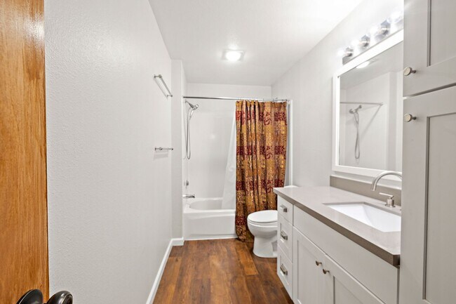 Building Photo - Amazing 2bed/1.5bath Condo Unit with Private Balcony in Meridian Park!