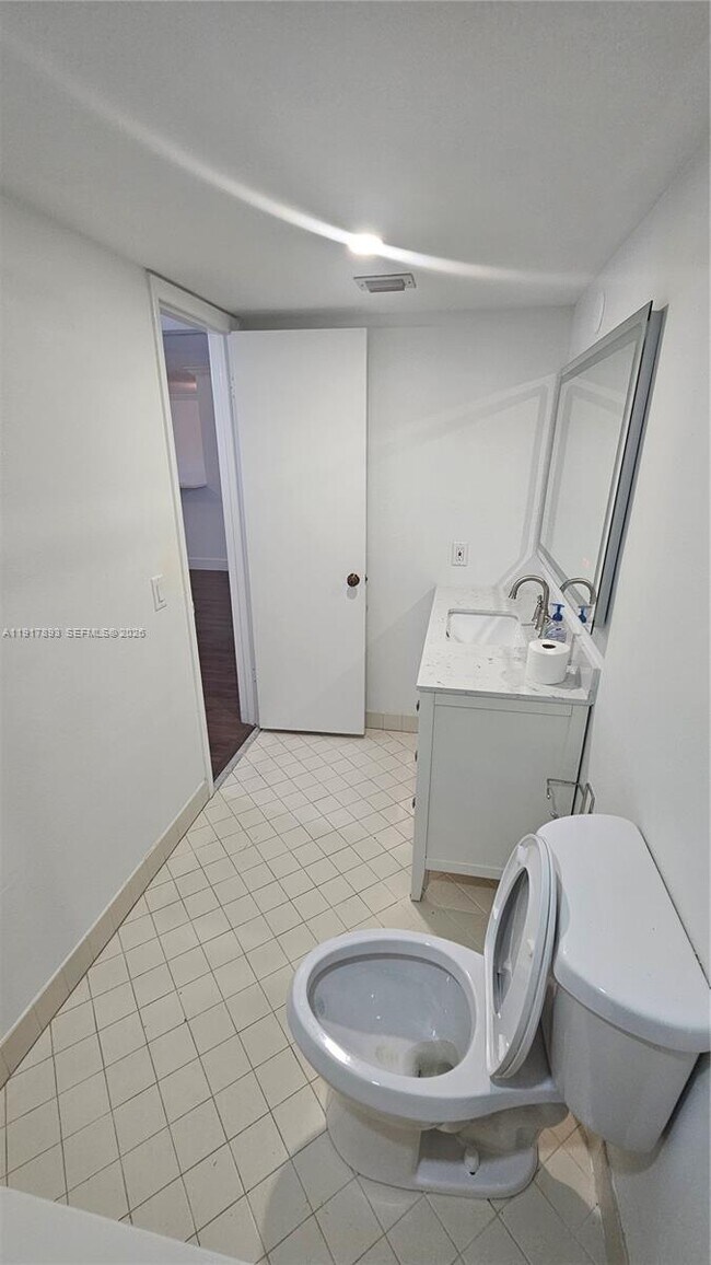 Building Photo - 105 Lake Emerald Dr