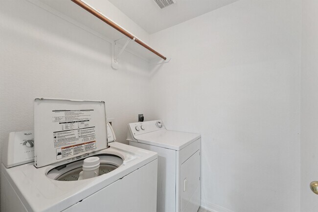 Building Photo - 86 Genesee Ridge Dr