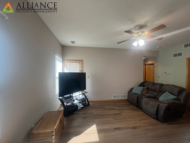 Building Photo - Nice Duplex on East Side!