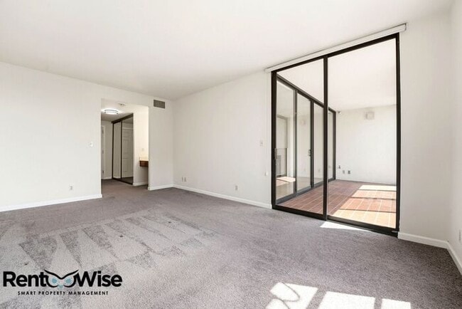 Building Photo - 555 Laurel Ave