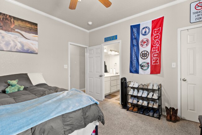 Building Photo - 5 bed 4 bath near campus!