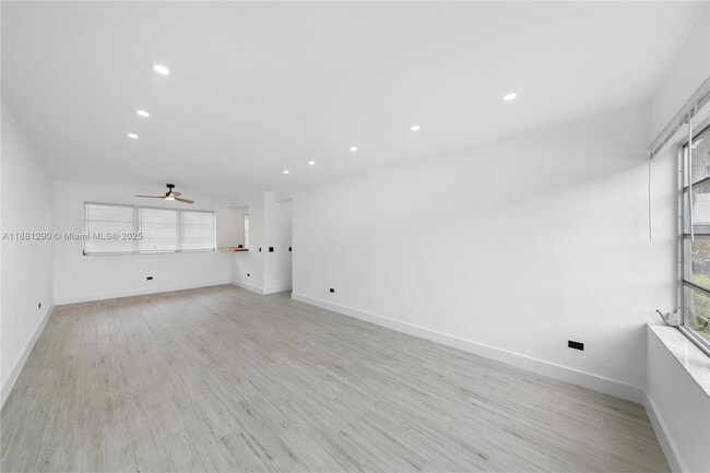 Building Photo - 4710 Pine Tree Dr
