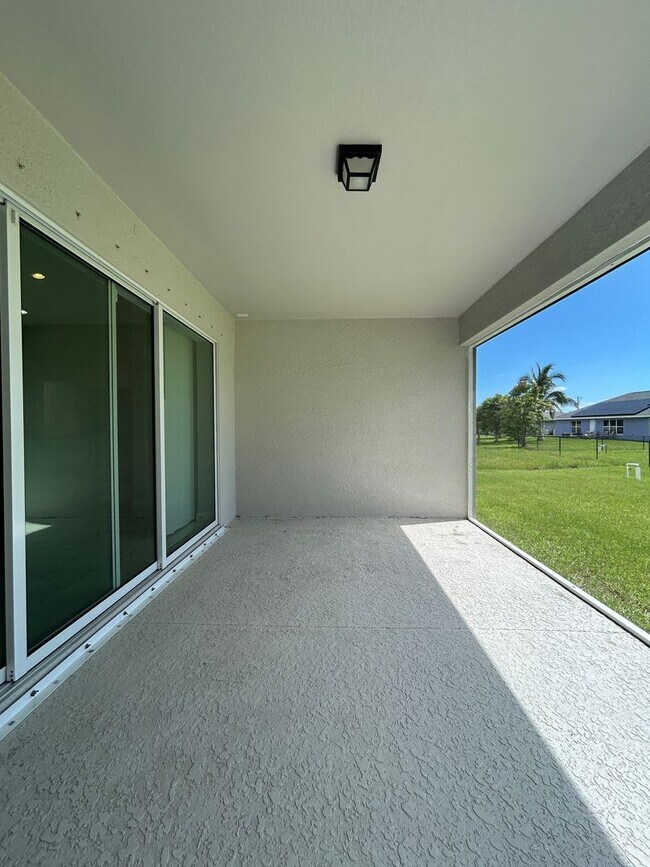 Building Photo - 4 Bedrooms 2 Baths Single-Family Fenced Ho...