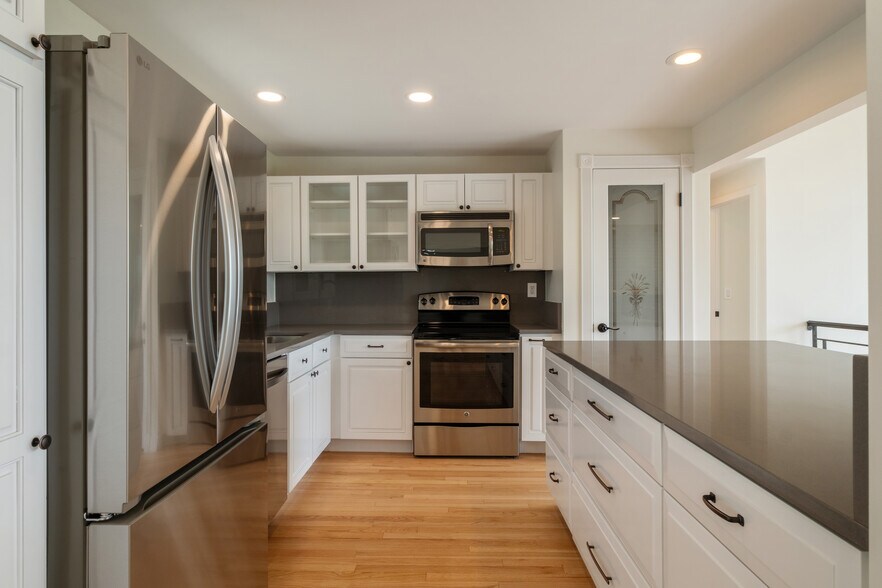 Building Photo - 639 W Lake Sammamish Pky NE