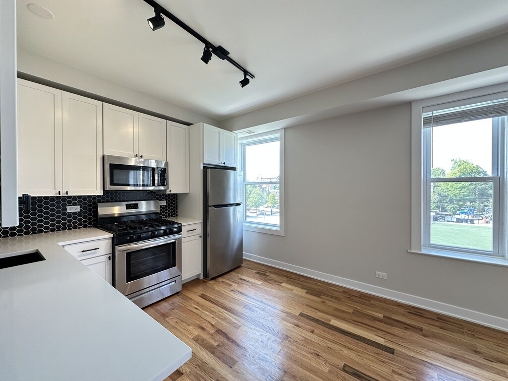 Building Photo - 643 W Wrightwood Ave