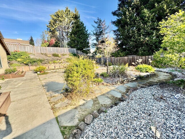 Building Photo - Spacious 4 Bed/2Ba Home in Richmond with Large Backyard!
