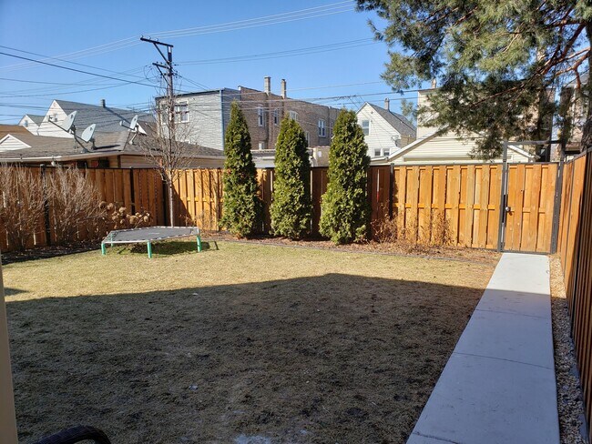 Building Photo - 5134 W Henderson St