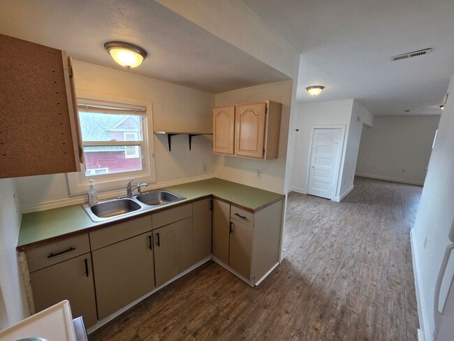 Building Photo - 613 W Knox Ave