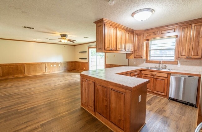 Building Photo - 1016 Grayland Dr