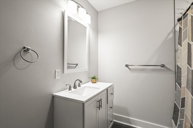 Building Photo - Short Term Only