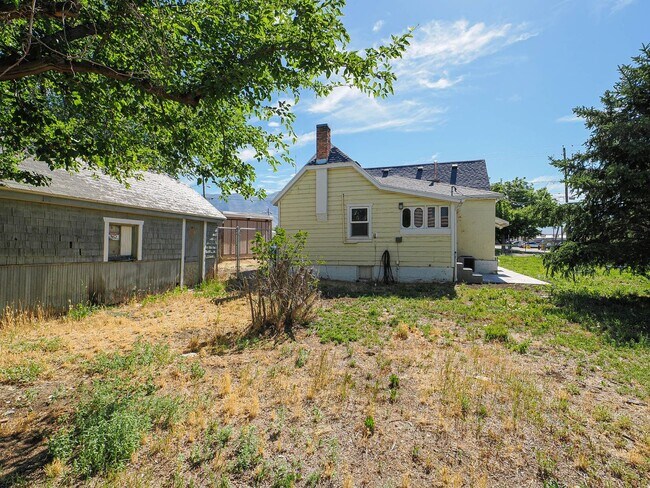 Building Photo - 2 Bedroom, 1 Bathroom American Fork Home
