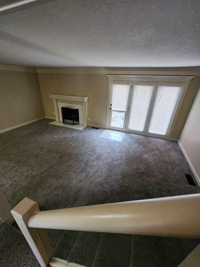 Building Photo - 3 bedroom 2 1/2 Bath Townhouse