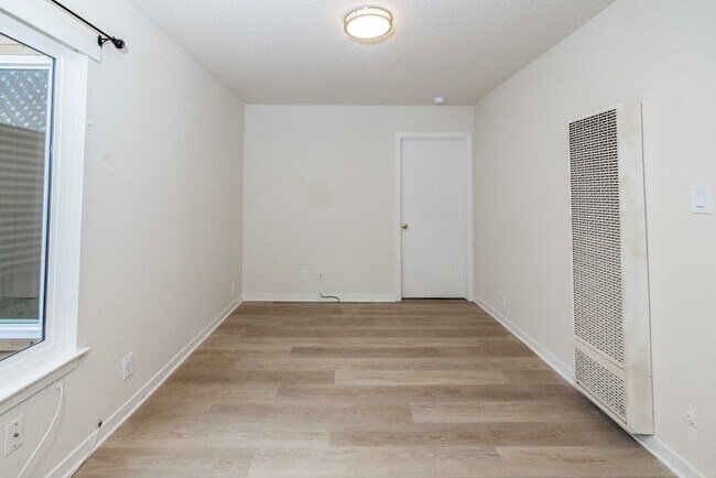 Building Photo - Fully Remodeled, Top Floor! On-site Laundry, New Stainless Appliances