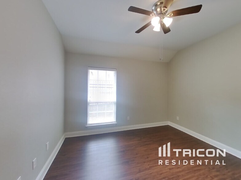 Building Photo - 716 Lakeview Dr