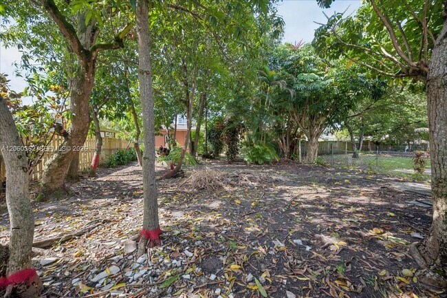 Building Photo - 2750 SW 26th St