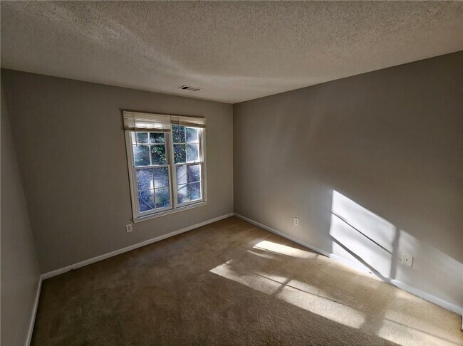 Building Photo - 2690 Binghampton Ln