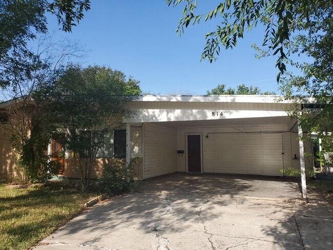 Building Photo - 814 E Ebony Dr