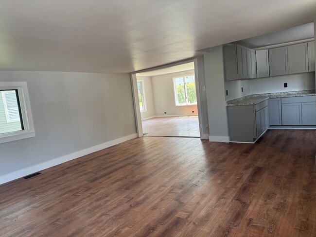 Building Photo - Village of W Carthage 4 Bedroom / 1.5 Bath...
