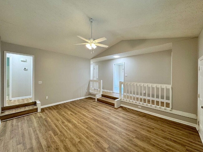 Building Photo - Beautiful Three Bedroom Home!