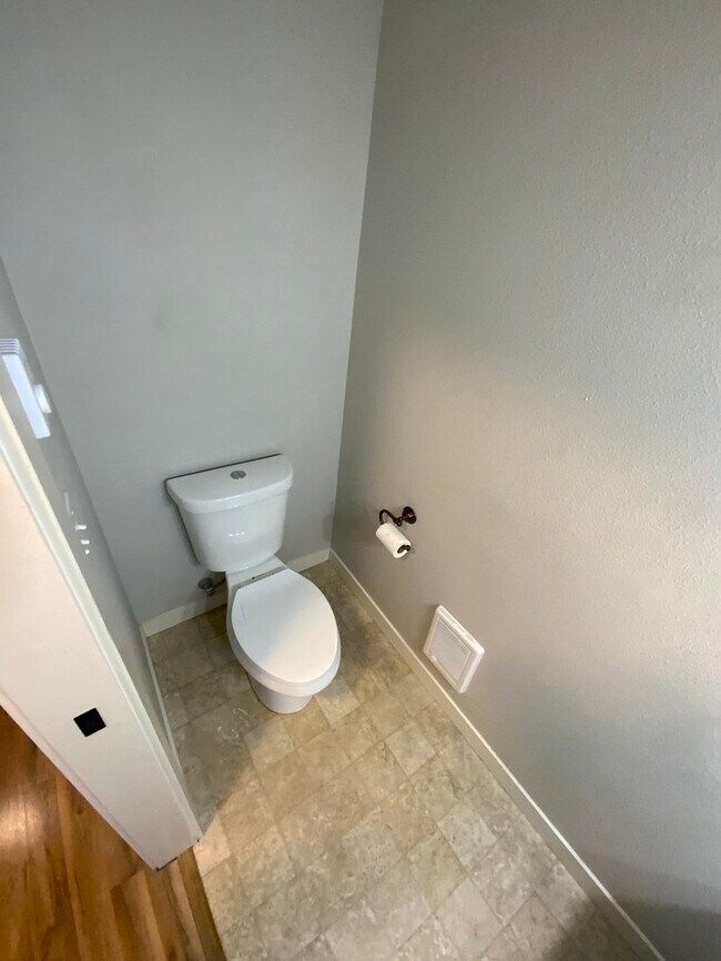 Building Photo - Immaculate N Tacoma 3bdr 2bath with full size W/D