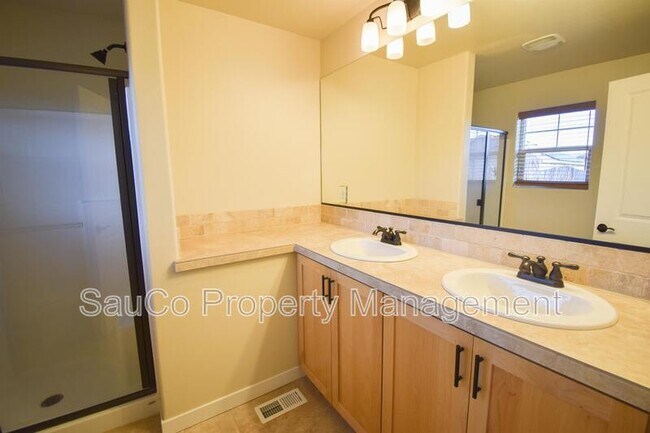 Building Photo - 322 SW Marsuda Terrace