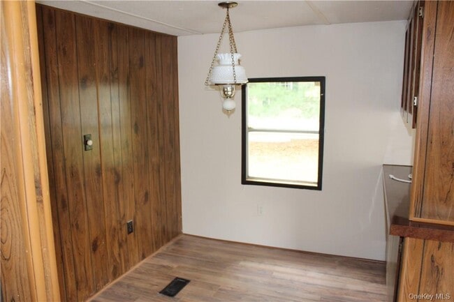 Building Photo - 16 Tanglewood Park Dr