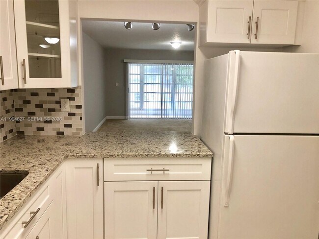 Building Photo - 5530 N Lakewood Cir