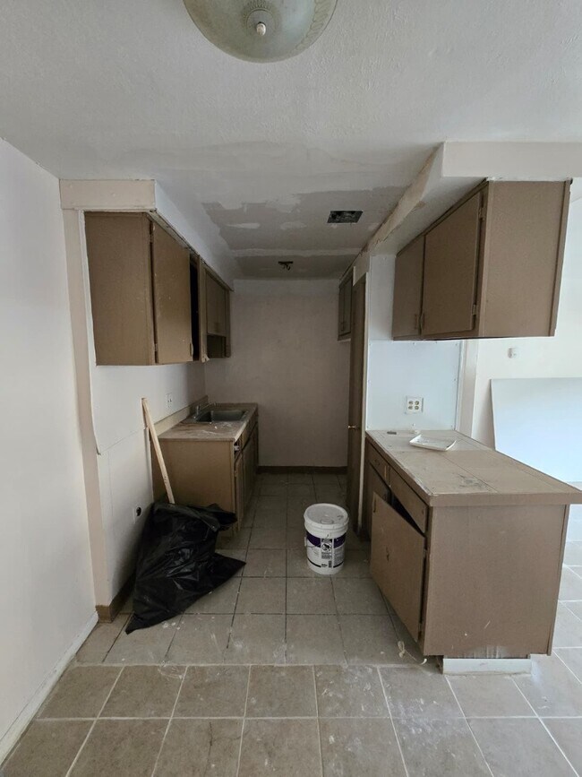 Building Photo - 1885 N Taylor Rd