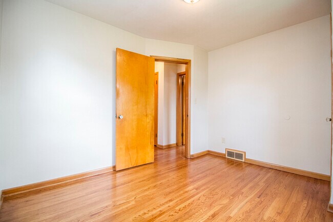 Building Photo - 320 Somerset St