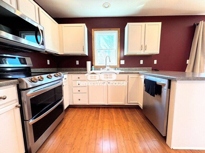 Building Photo - 330 NE Cardinal Ln