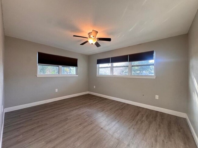 Building Photo - 3/2 with Bonus Room in South Daytona