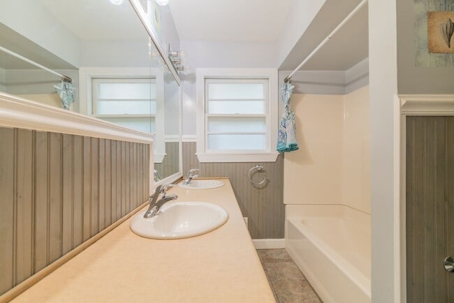 Building Photo - Furnished Midtown 4 Bedroom/2 Bath Home, C...