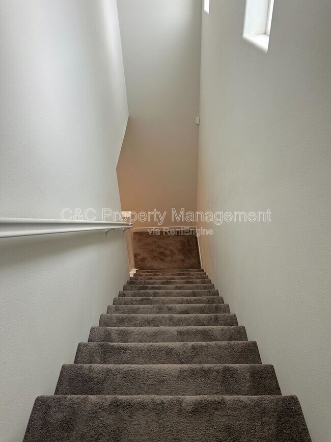 Building Photo - 711 Robert Ave